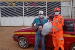 Militares entregam doações recebidas da campanha do agasalho em Francisco Sá