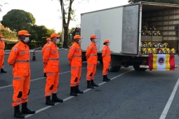 CBMMG recebe entrega de 950 capacetes de combate a incêndio urbano