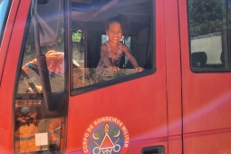 Bombeiros atendem ocorrência de criança presa em lata e volta para realizar o sonho da menina