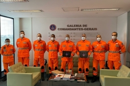 Comandante-geral e chefe do Estado-Maior recebem oficialmente o convite de formatura dos futuros soldados
