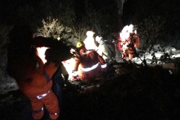 Bombeiros atendem ocorrência de resgate de vítima em local de difícil acesso