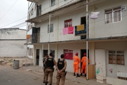Operação dos bombeiros garante segurança de moradores em prédio interditado