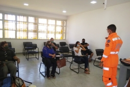 Bombeiros ministram treinamento de primeiros socorros para ciclistas