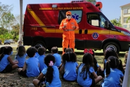 7°BBM ministra palestra para crianças sobre a profissão Bombeiro Militar