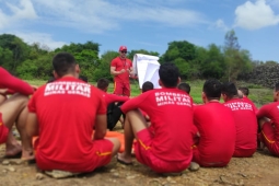 Novos soldados passam por treinamentos para o credenciamento em mergulho