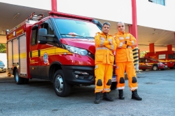 Despedida emocionante reúne duas gerações de bombeiros em último dia de serviço