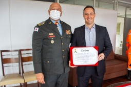 CBMMG confere Medalha Dom Pedro II a deputado Derrite