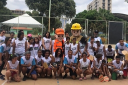 Corpo de Bombeiros Militar de Minas Gerais realiza prevenção aquática e anima colônia de férias.