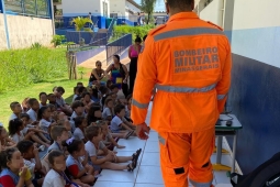 2º BBM orienta alunos do ensino fundamental sobre o período chuvoso