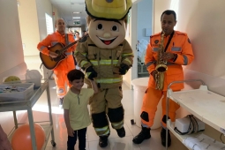 Corpo de Bombeiros leva música e alegria aos hospitais de Montes Claros