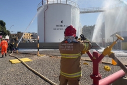 Bombeiros de Valadares realizam simulado de incêndio em reservatório de combustível